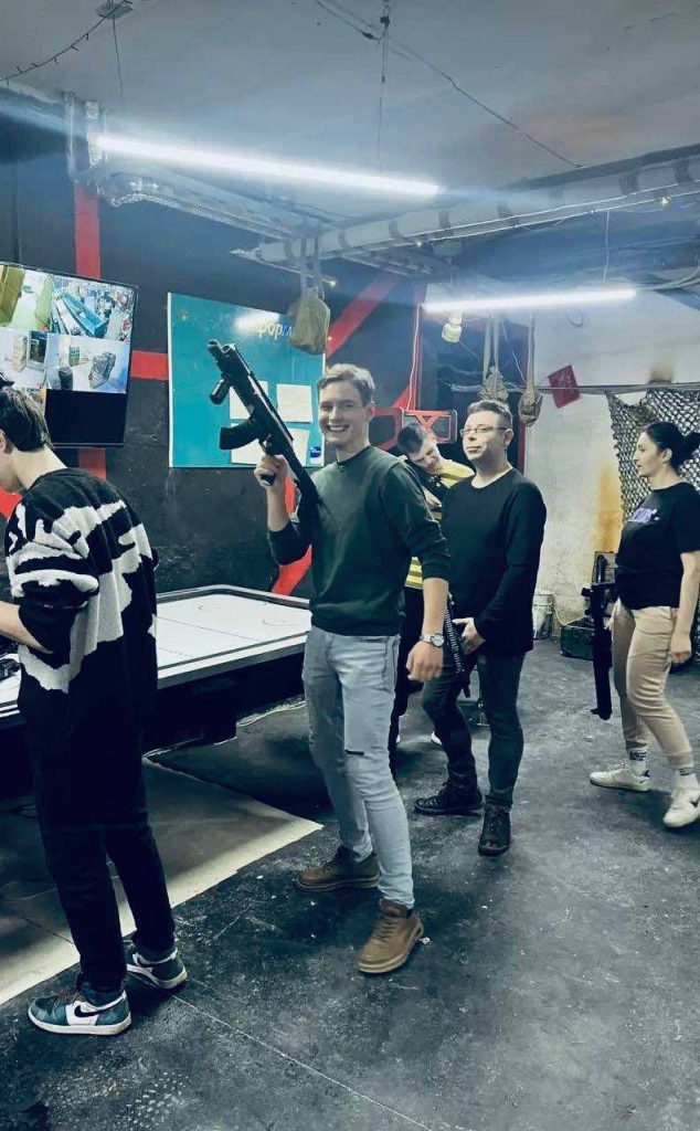 Участники реабилитационного центра во время игры в лазертаг на командной тренировке
