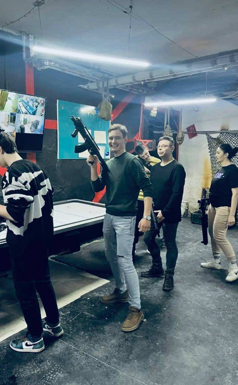 Участники реабилитационного центра во время игры в лазертаг на командной тренировке