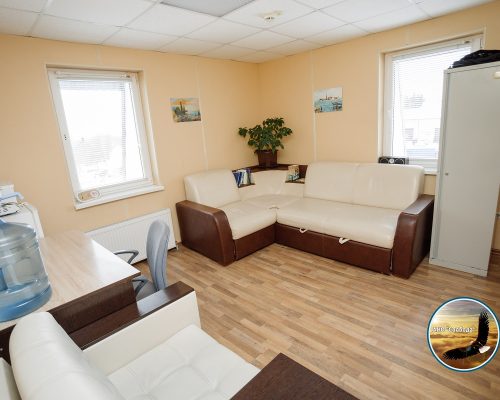 Комната отдыха с диванами в реабилитационном центре