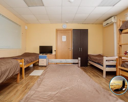 Комната с кроватями и зоной хранения вещей